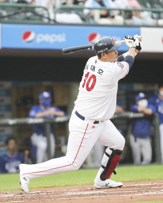 18일 부산 사직구장에서 열린 2021 KBO 프로야구 삼성 라이온즈와 롯데 자이언츠 경기. 한 달 만에 1군에 복귀한 롯데 이대호가 1회 말 타격하고 있다. <연합뉴스>